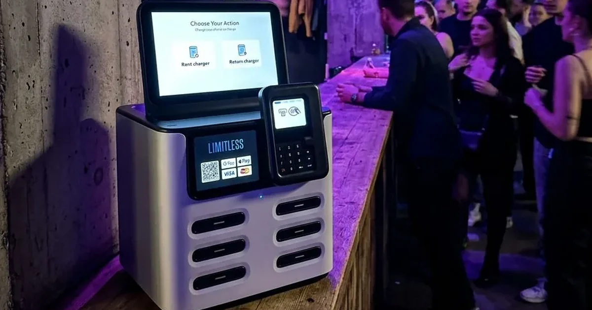 Powerbank-Station am Tresen einer Bar