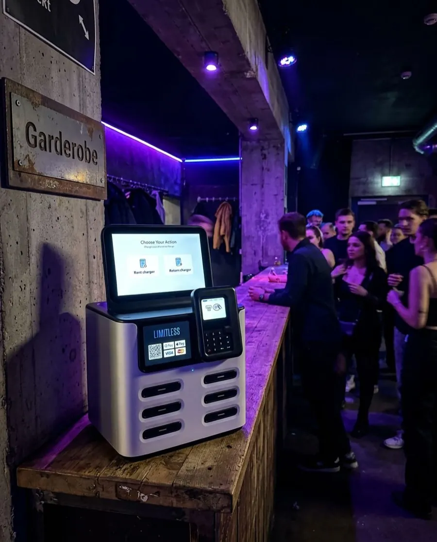 Limitless-Station auf dem Tresen in einer Bar mit Kartenterminal